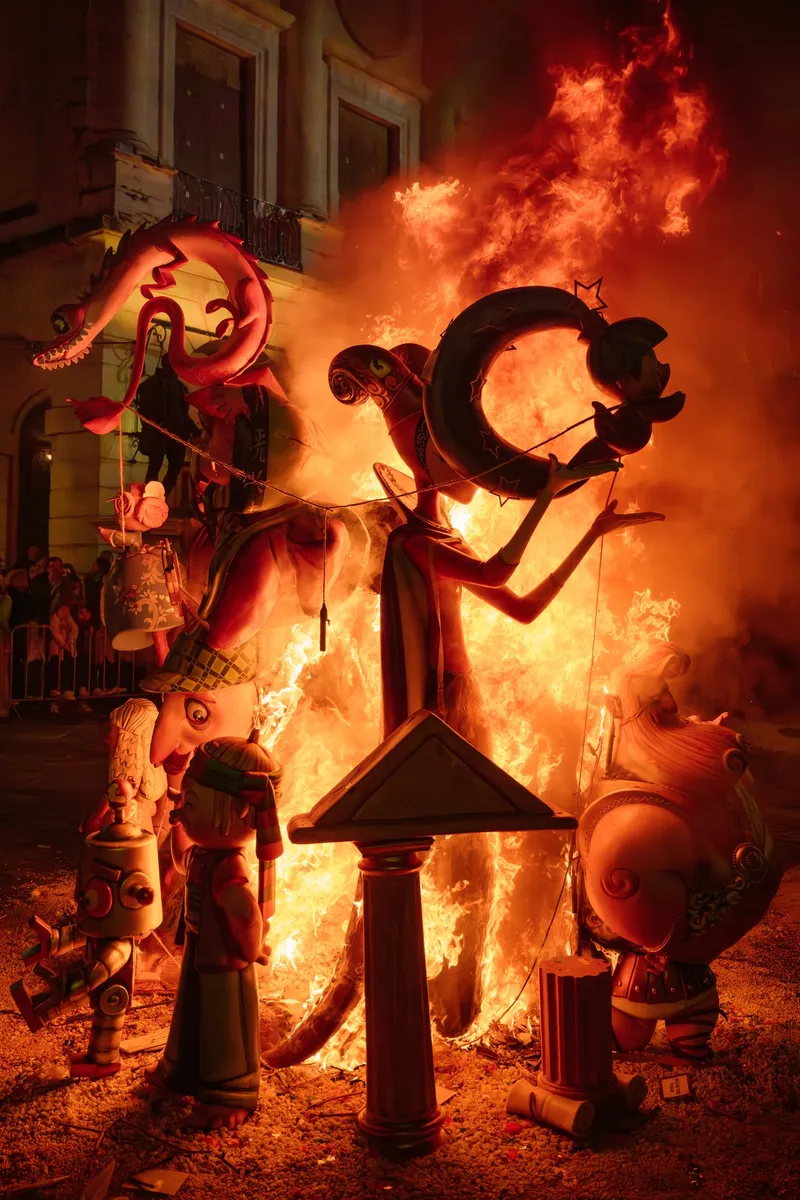 Falla monumental durante la cremà
